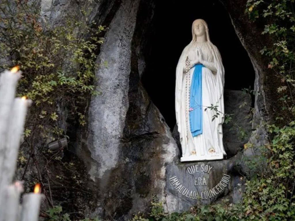 La imagen de la Virgen de Lourdes cumple 160 años en la gruta de su ...